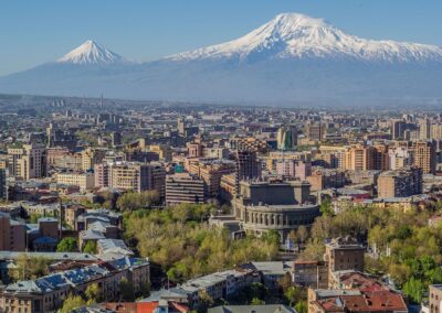 La capitale dell'Armenia con lo sfondo del monte Ararat